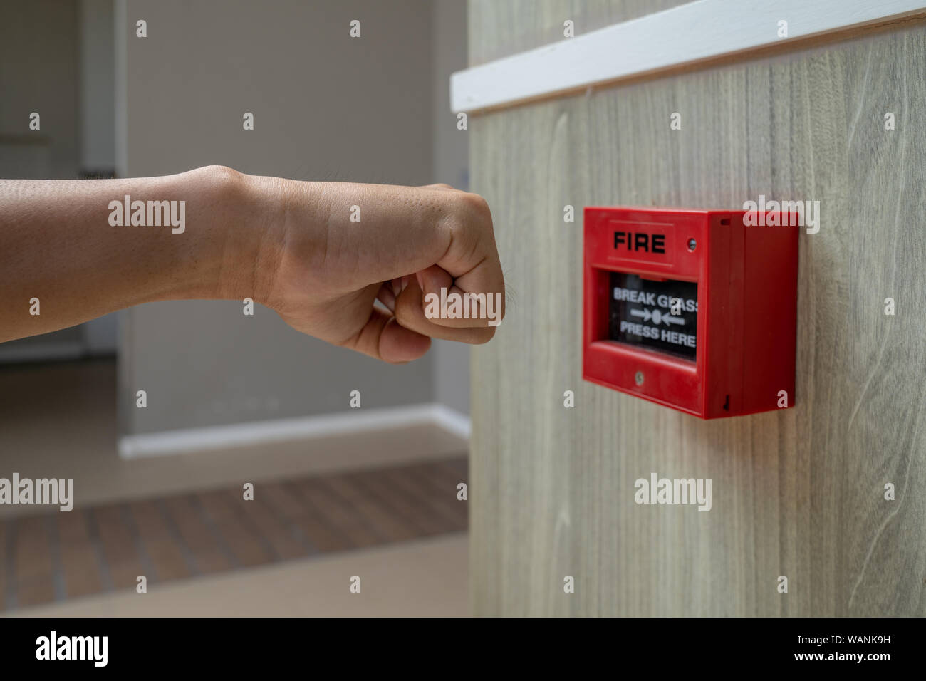 Allarme incendio box con mano umana azione per frantumare il vetro per la situazione di emergenza. Foto Stock