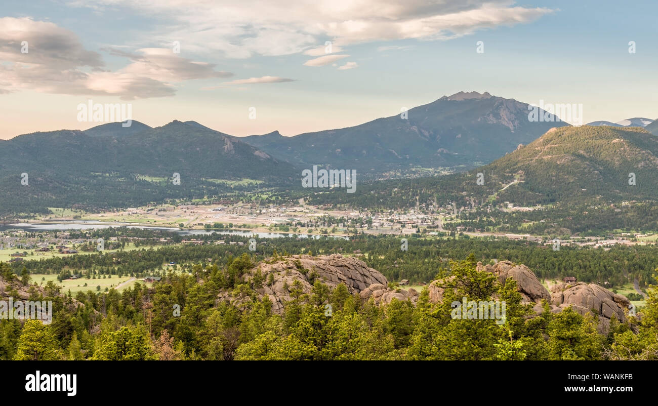 Una vista di Estes Valley come si vede dal Gem Lago Trail che mostra molte delle proprietà di Estes Valley di ricreazione e di Park District. Foto Stock