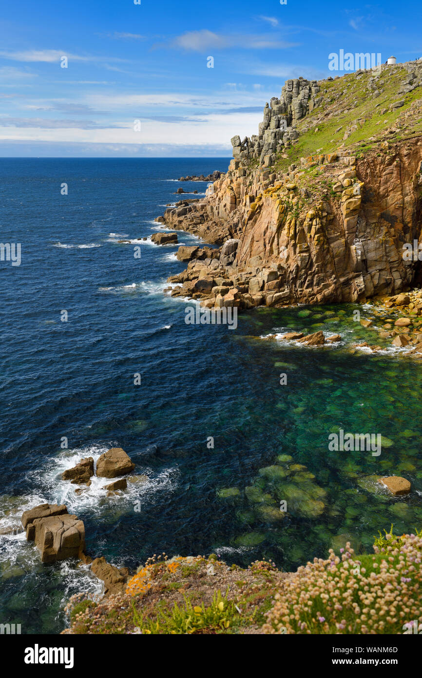 I blocchi di granito a Trevescan cliff Land's End Carn Kez da Carn Greeb con blu verde acqua di Greeb Zawn Oceano Atlantico Cornwall Inghilterra Foto Stock