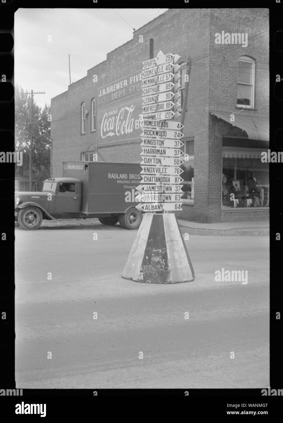 Segni. Crossville, Tennessee. Media: 1 negativi : nitrato ; 35mm. Chiamare il numero: LC-USF33-006224-M3 numero di riproduzione LC-DIG-FSA-8A17089 DLC (file digitali originali da neg.) LC-USF33-006224-M3 DLC (b&w nitrato di pellicola neg.) Parte di: Biblioteca del Congresso: Farm Security Administration - Ufficio Informazioni Guerra collezione fotografica. Repository: la Biblioteca del Congresso di stampe e fotografie Division Washington, DC 20540 STATI UNITI D'AMERICA Foto Stock