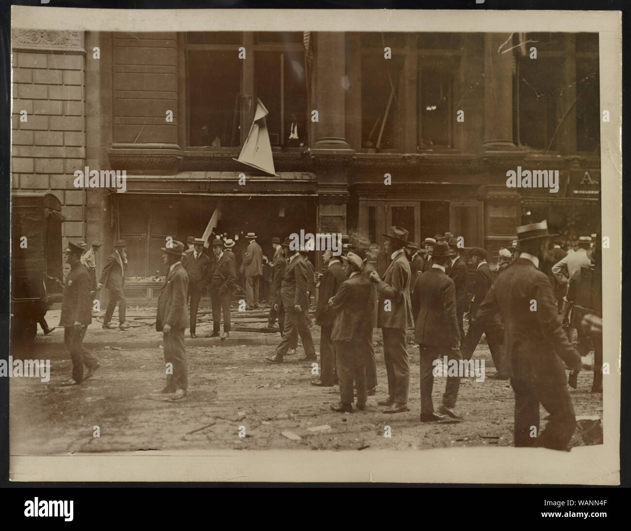 Folla raccolta dopo il Wall Street esplosione di fronte alla sede di J.P. Morgan] / Underwood & Underwood Foto Stock