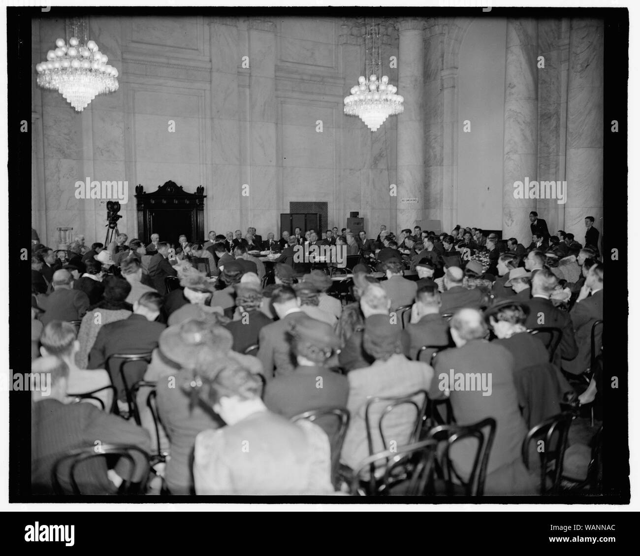 La folla degli inceppamenti del Senato camera audizione di sentire ex Segretario di Stato criticare atto di neutralità. Washington, 5 aprile. Prima di una ben confezionato audizione camera oggi ex Segretario di Stato Henry L. Stimson ha avvertito il Senato Comitato delle relazioni estere che il presente atto di neutralità è uno strumento che può rendere gli Stati Uniti la prossima vittima di attacchi. Egli fu il primo testimone su una mezza dozzina di proposte volte a modificare o abrogare il presente atto di neutralità. 4-5-39 Foto Stock