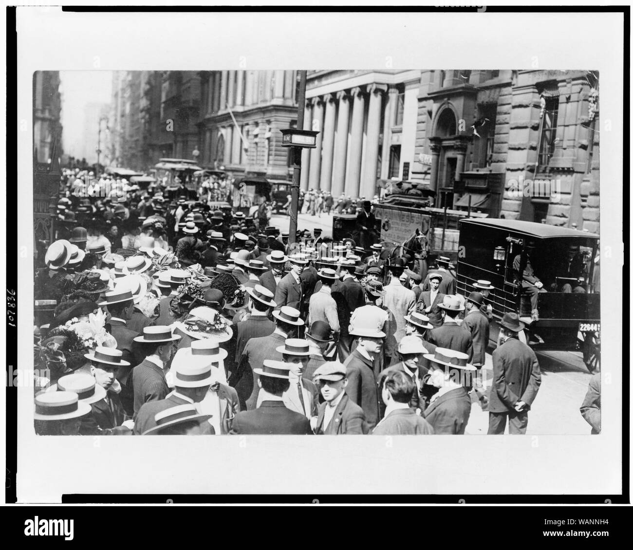 Folla sul Wall Street prima chiesa della trinità, New York City Foto Stock