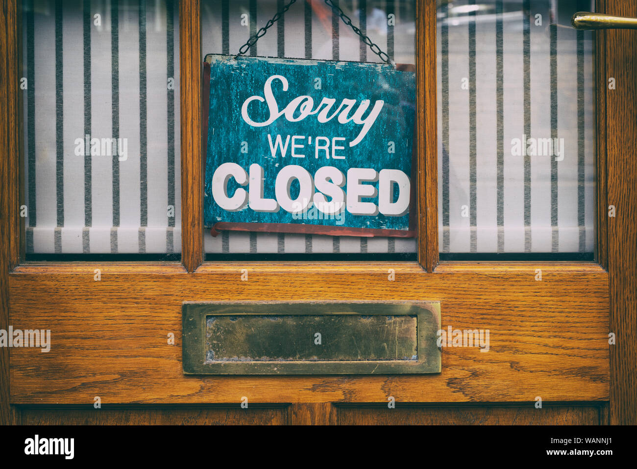 Siamo spiacenti ma erano segno di chiusura su un negozio porta di legno. Stow on the wold, Gloucestershire, Cotswolds, Inghilterra. Vintage filtro applicato Foto Stock