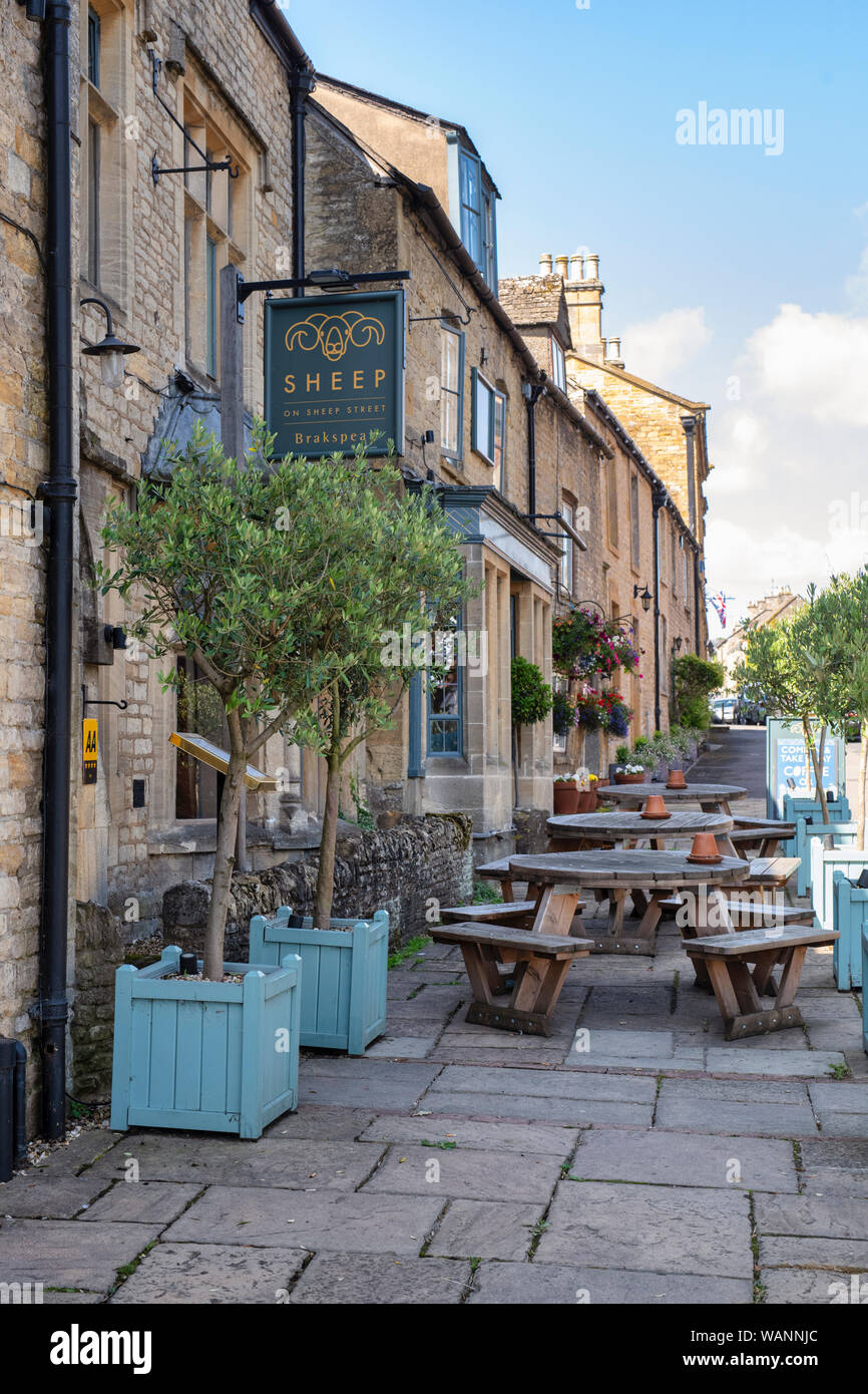 Pecora su Sheep Street, Hotel, Stow on the wold, Cotswolds, Gloucestershire, Inghilterra Foto Stock