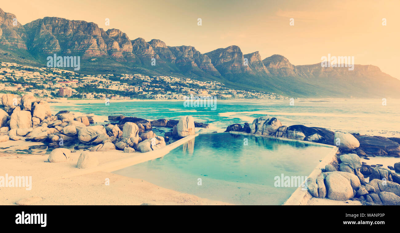 Camps Bay, Città del Capo al crepuscolo con retro Instagram stile effetto filtro Foto Stock