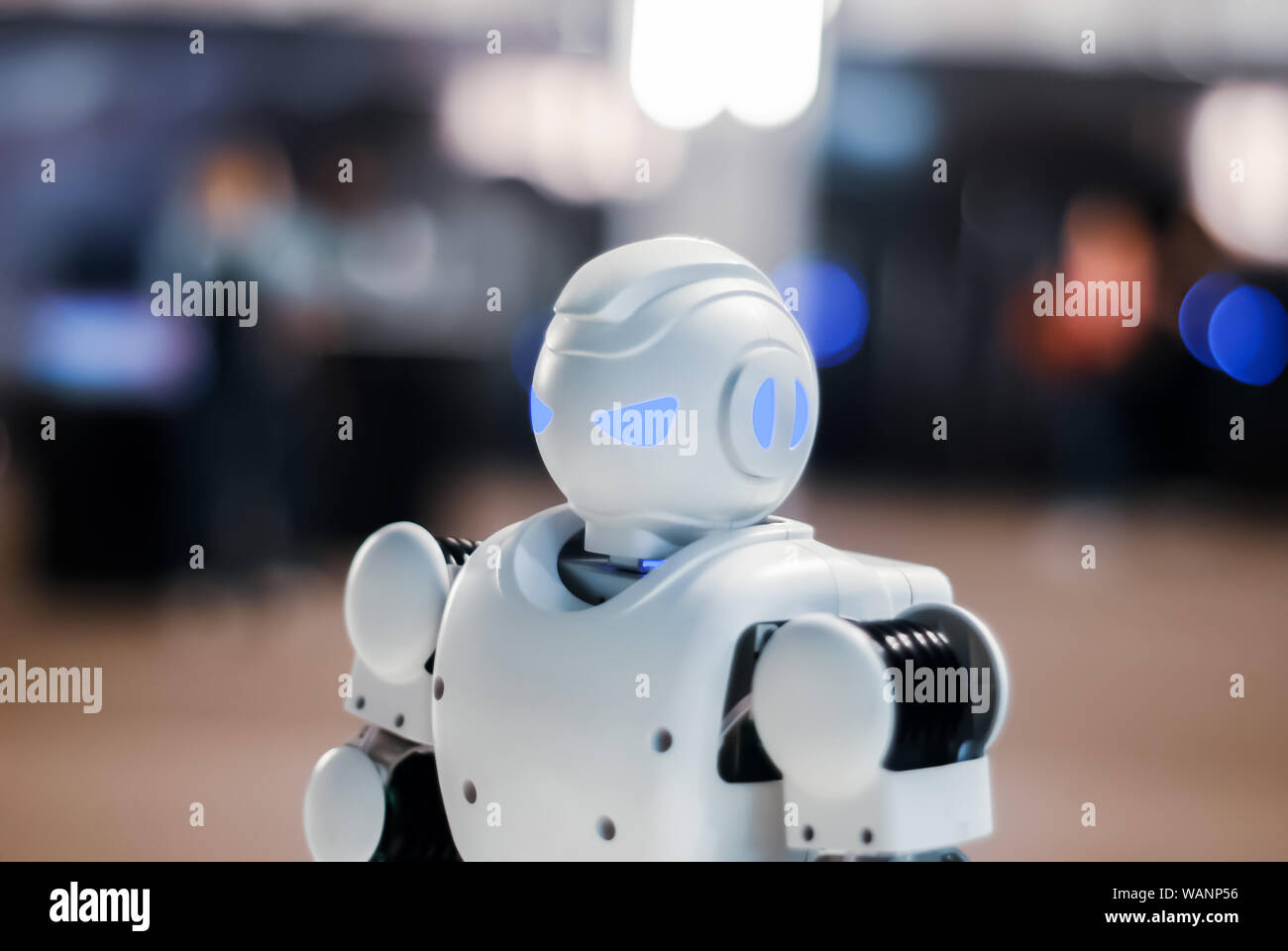 Testa del robot giocattolo con blu brillante occhi su uno sfondo sfocato Foto Stock