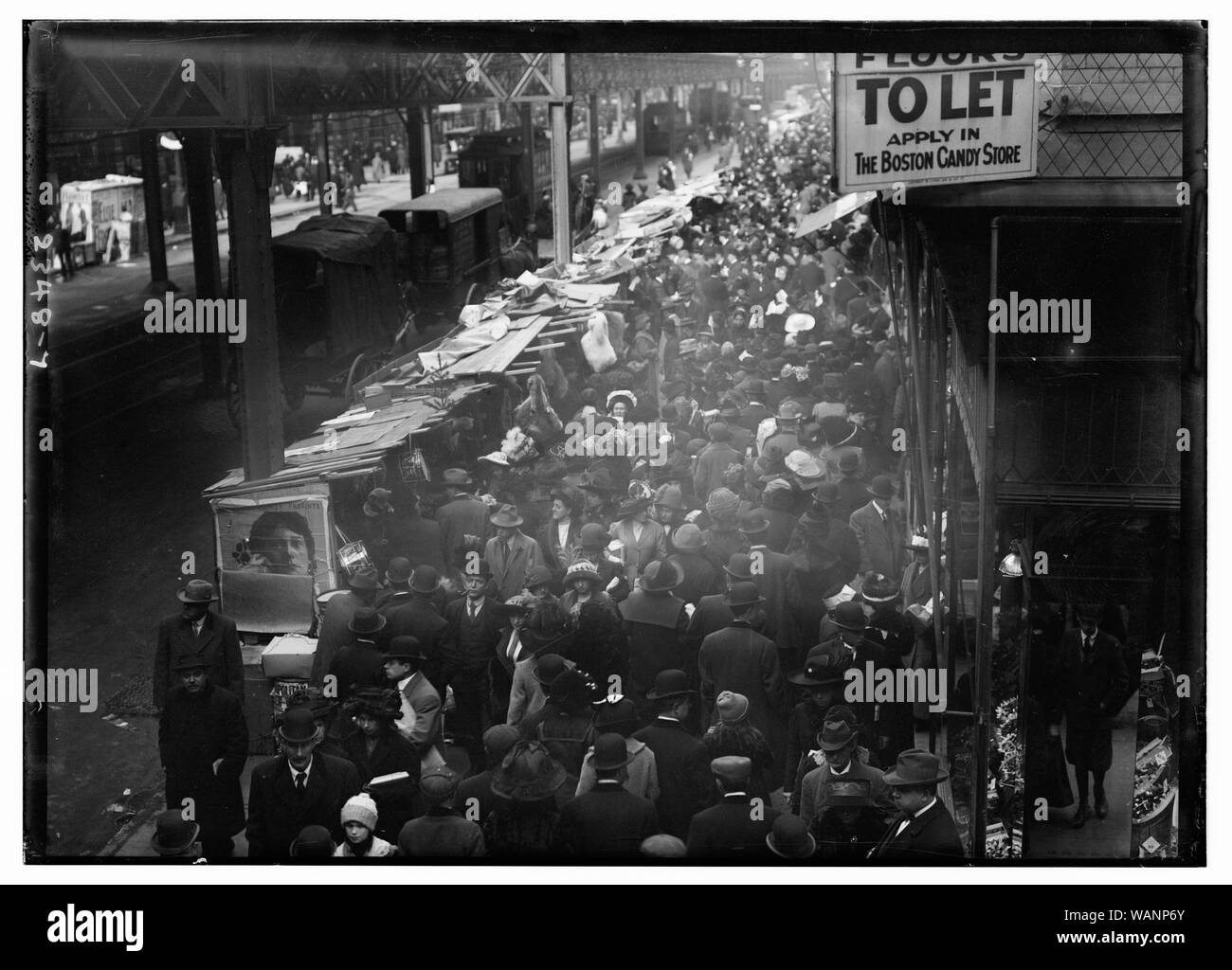 La strada affollata, possibilmente nei pressi di una stazione della metropolitana Foto Stock