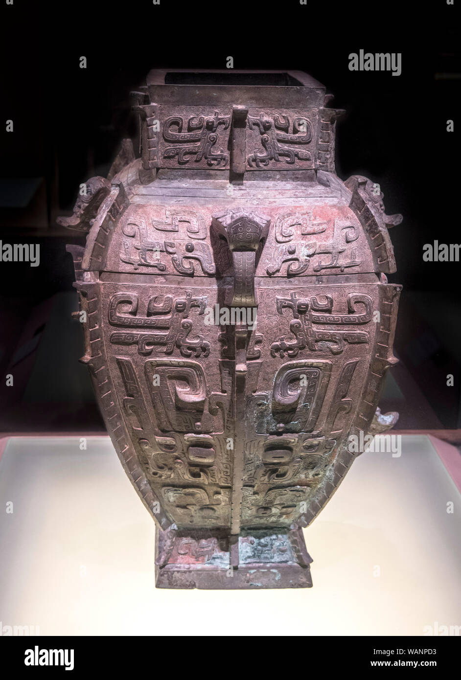 Bronzo cinese-ware. Lu Fu Lei quadrato (Vino vaso), Tarda dinastia Shang (13th-11secolo BC) Foto Stock