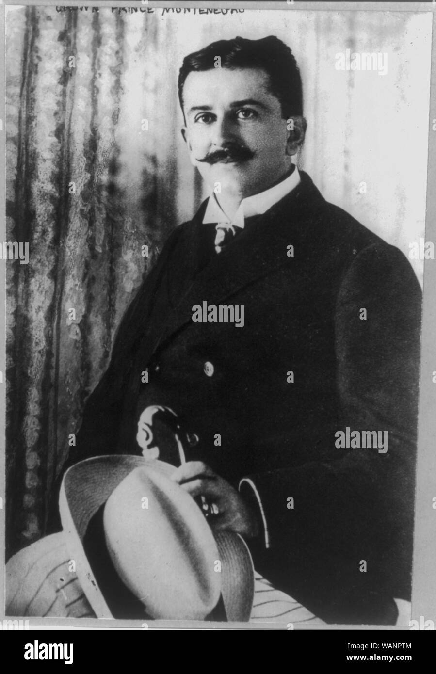 Il principe ereditario Danielo Montenegro, tre quarti di lunghezza verticale, seduto, rivolto verso sinistra Foto Stock