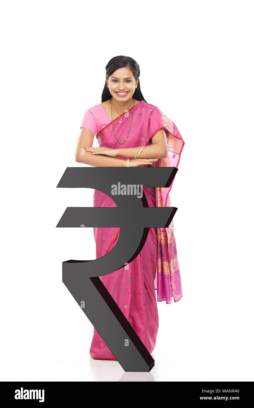 Donna indiana con il simbolo di Rupee Foto Stock