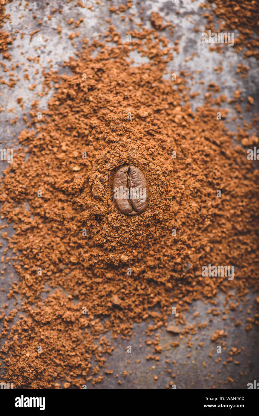 Carni arrosto di chicco di caffè getta sul mucchio di caffè macinato Foto Stock