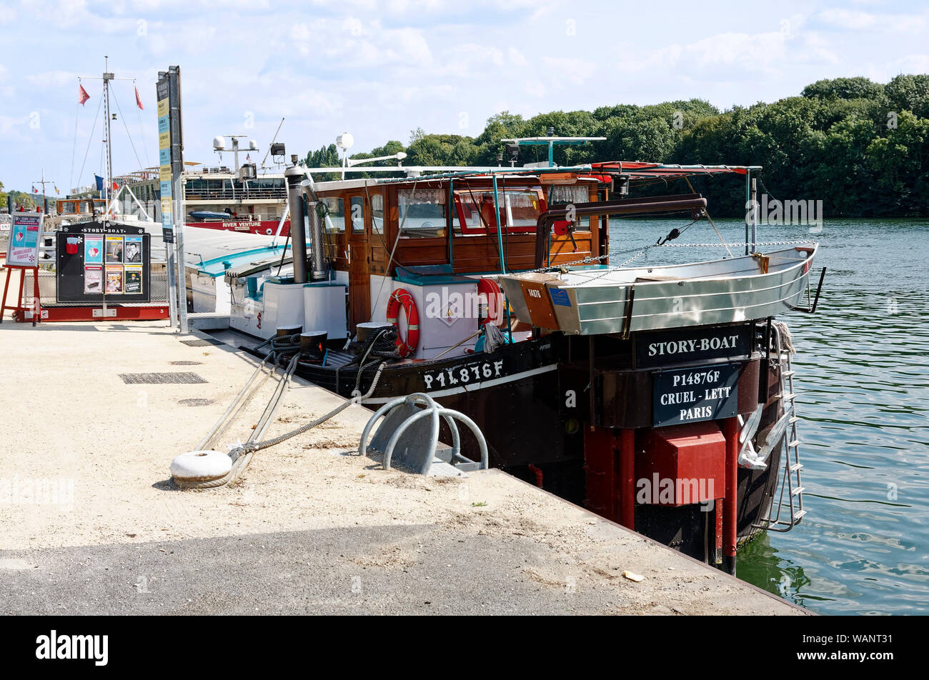 Storia barca, convertito barge, teatro, spettacoli dal vivo, ancorata, unico, dinghy, Senna, Europa, Conflans Saint Honorine; Francia; estate; orizzontale Foto Stock