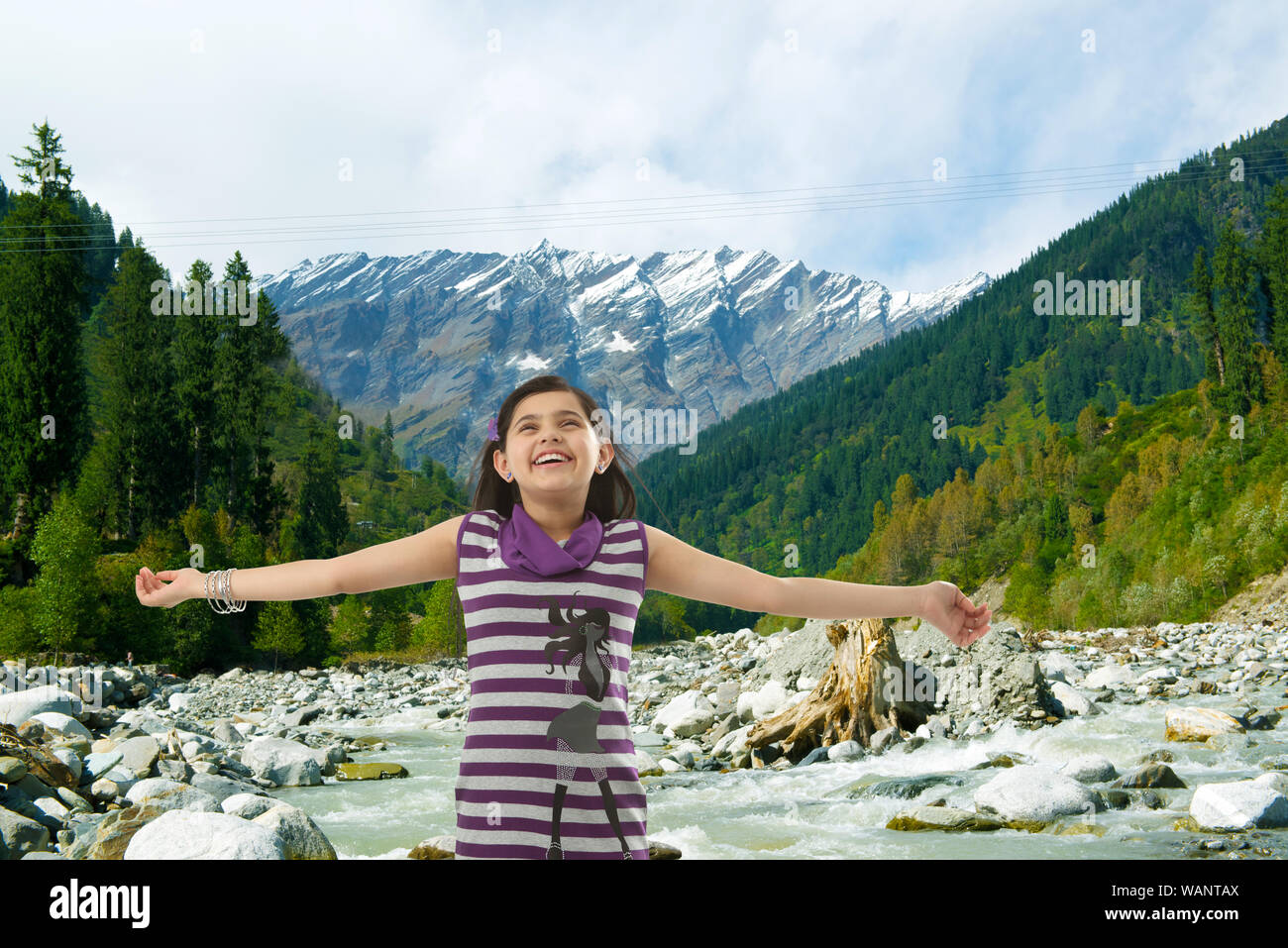 Ragazza sorridente con braccio allungato, Beas River, Manali, Himachal Pradesh, India Foto Stock