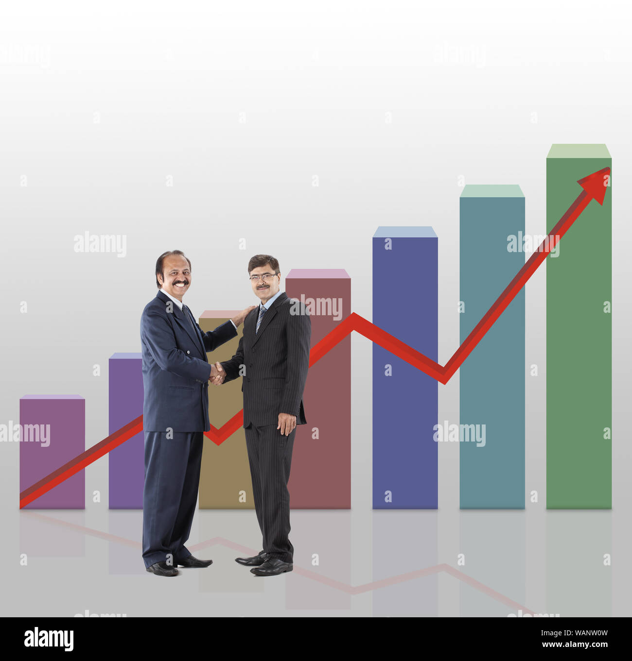 Due dirigenti aziendali si scuotono le mani davanti al grafico a barre che sale verso l'alto Foto Stock