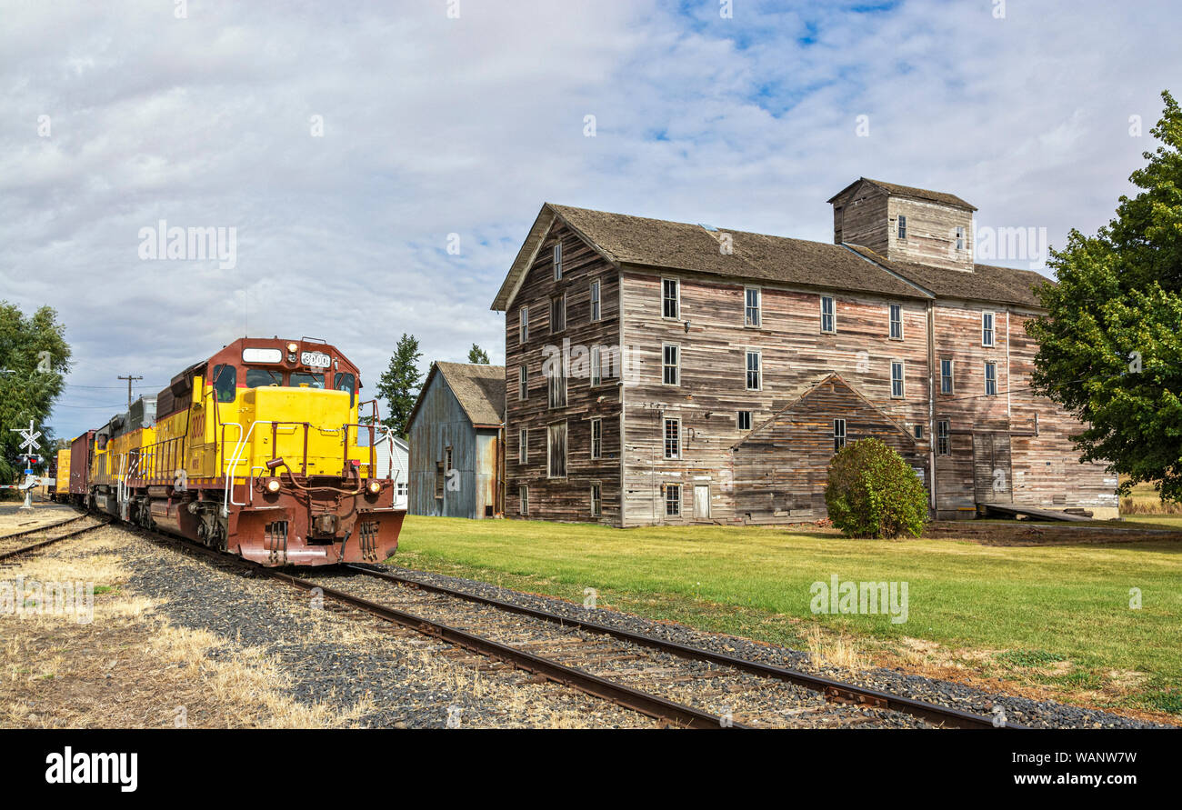 Washington, Regione Palouse, Oakesdale, J.C. Barron mulino di farina, costruito 1890, treno merci locomotiva diesel Foto Stock