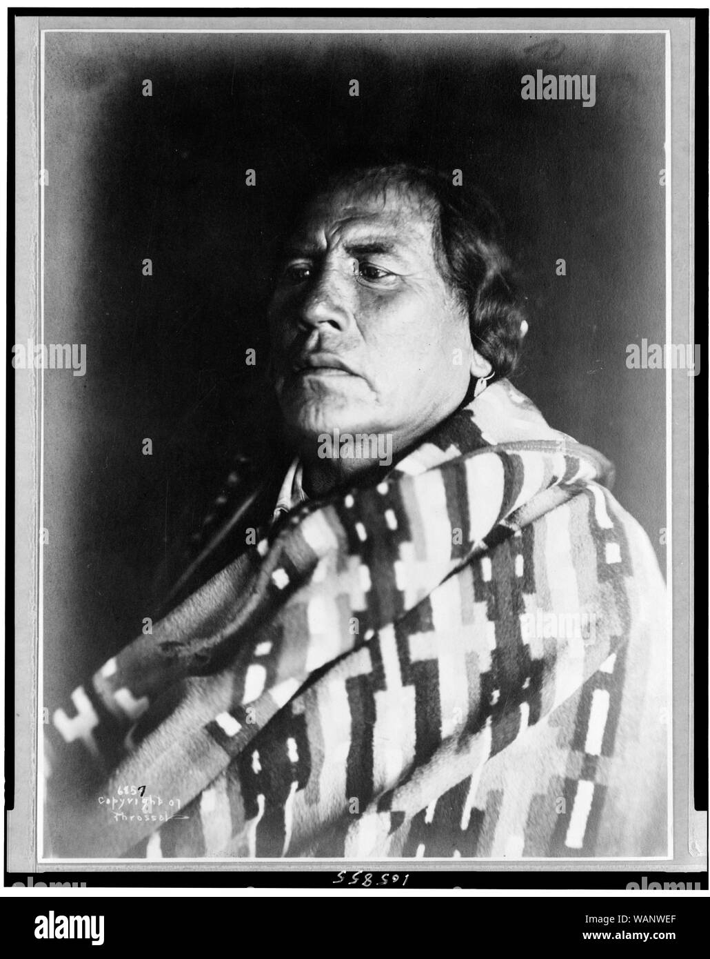 Curly, unico superstite del massacro di Custer--scout di Custer, testa e spalle ritratto, rivolto verso sinistra Foto Stock