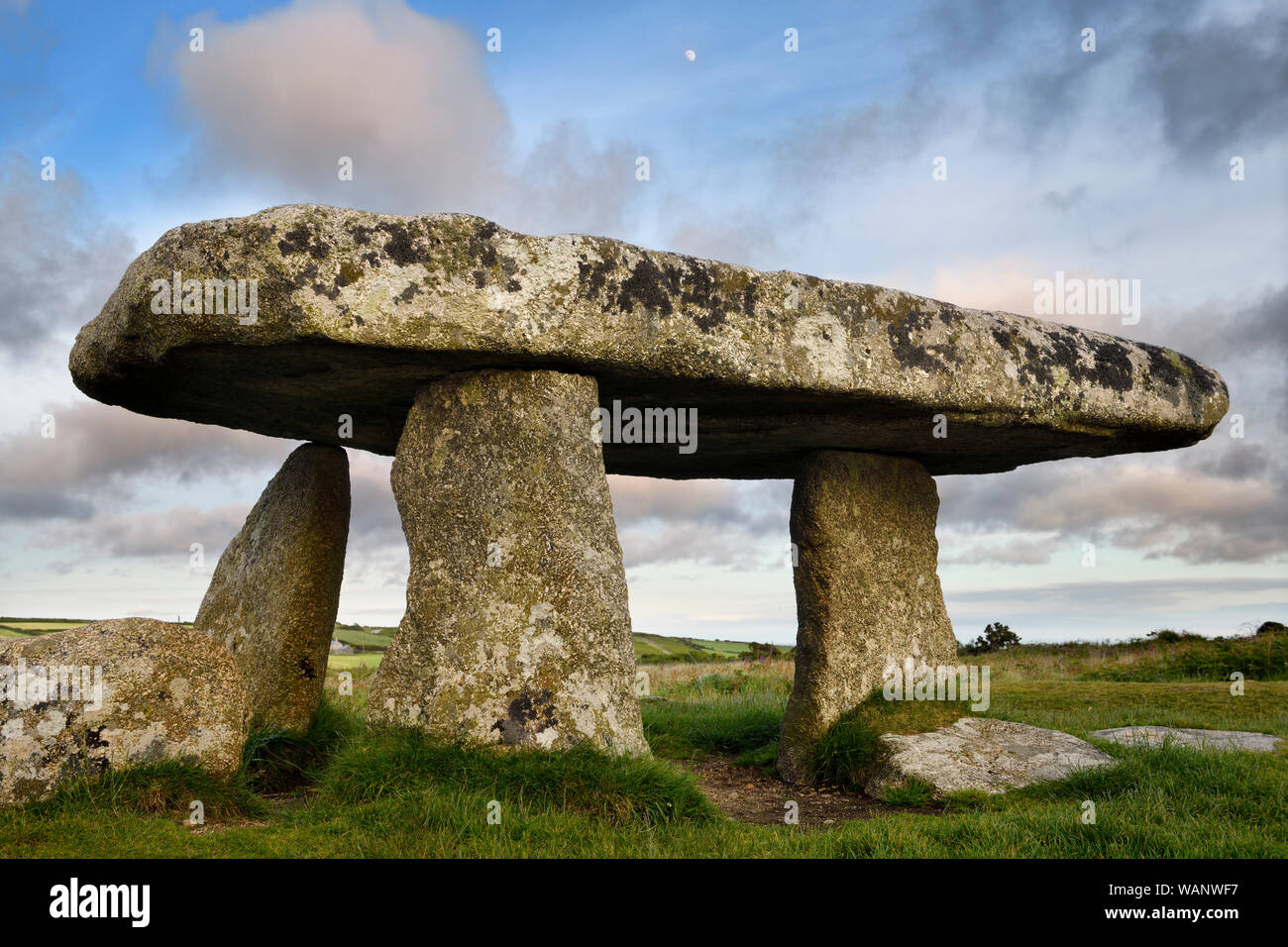 Lanyon Quoit dolmen tomba neolitica con tre gambe megalitici e 12 ton tabella capstone in Cornwall Inghilterra al tramonto Foto Stock