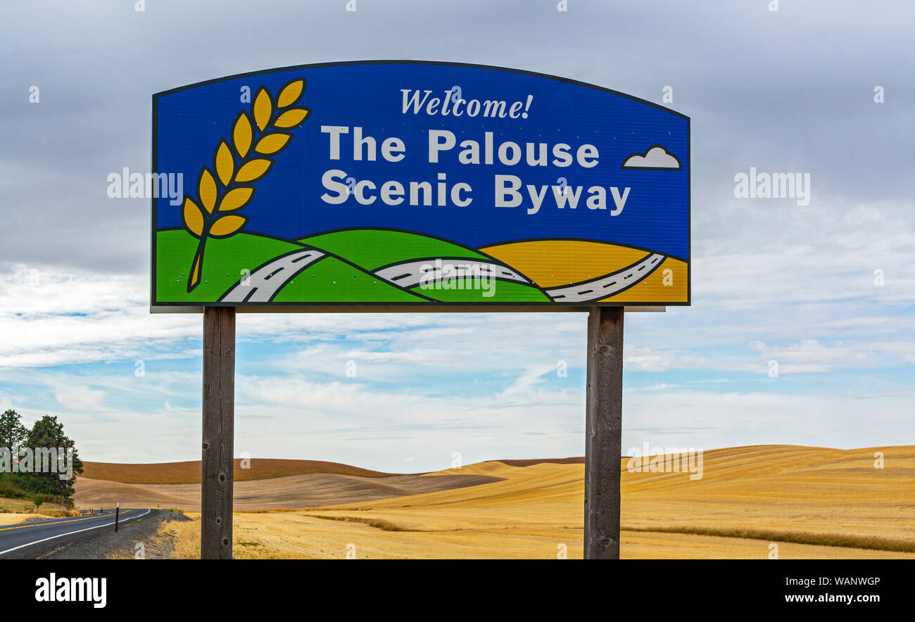 Washington, Regione Palouse, Scenic Byway segno, campi di grano caduta stagione dopo il raccolto Foto Stock
