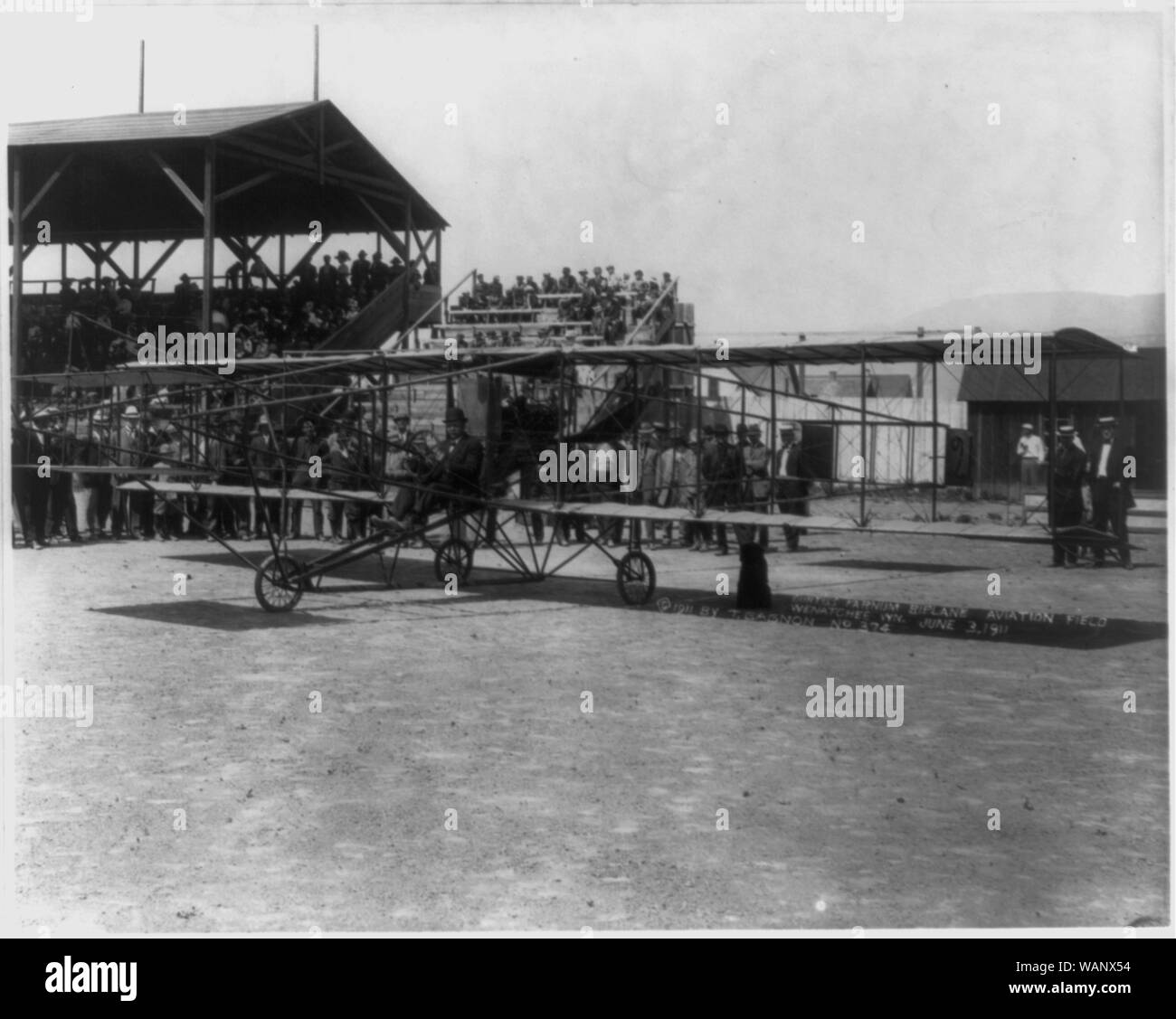 Curtiss Farnum biplano, campo di aviazione, Wenatchee, Washington, 3 giugno 1911. Foto Stock
