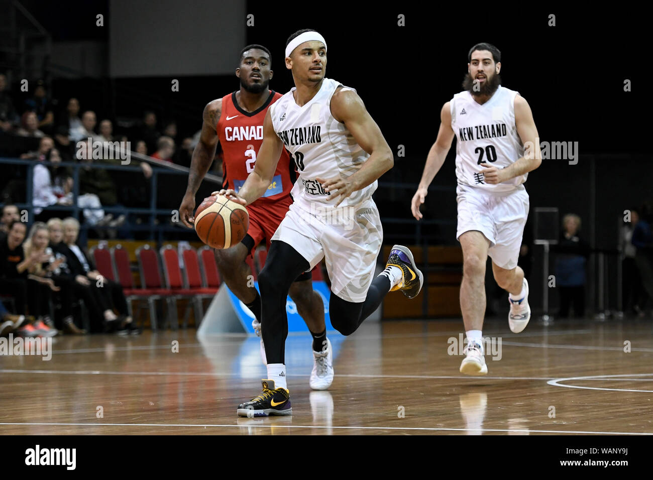 Sydney, Australia. 21 Ago, 2019. 2o agosto 2019; Centro Quay, Sydney, Australia; Pallacanestro internazionale, Canada contro la Nuova Zelanda Tall neri; Tai Webster di Nuova Zelanda dribbling la sfera verso il basso la corte come Duane Avviso di Canada dà chase - solo uso editoriale. Credit: Azione Plus immagini di sport/Alamy Live News Foto Stock