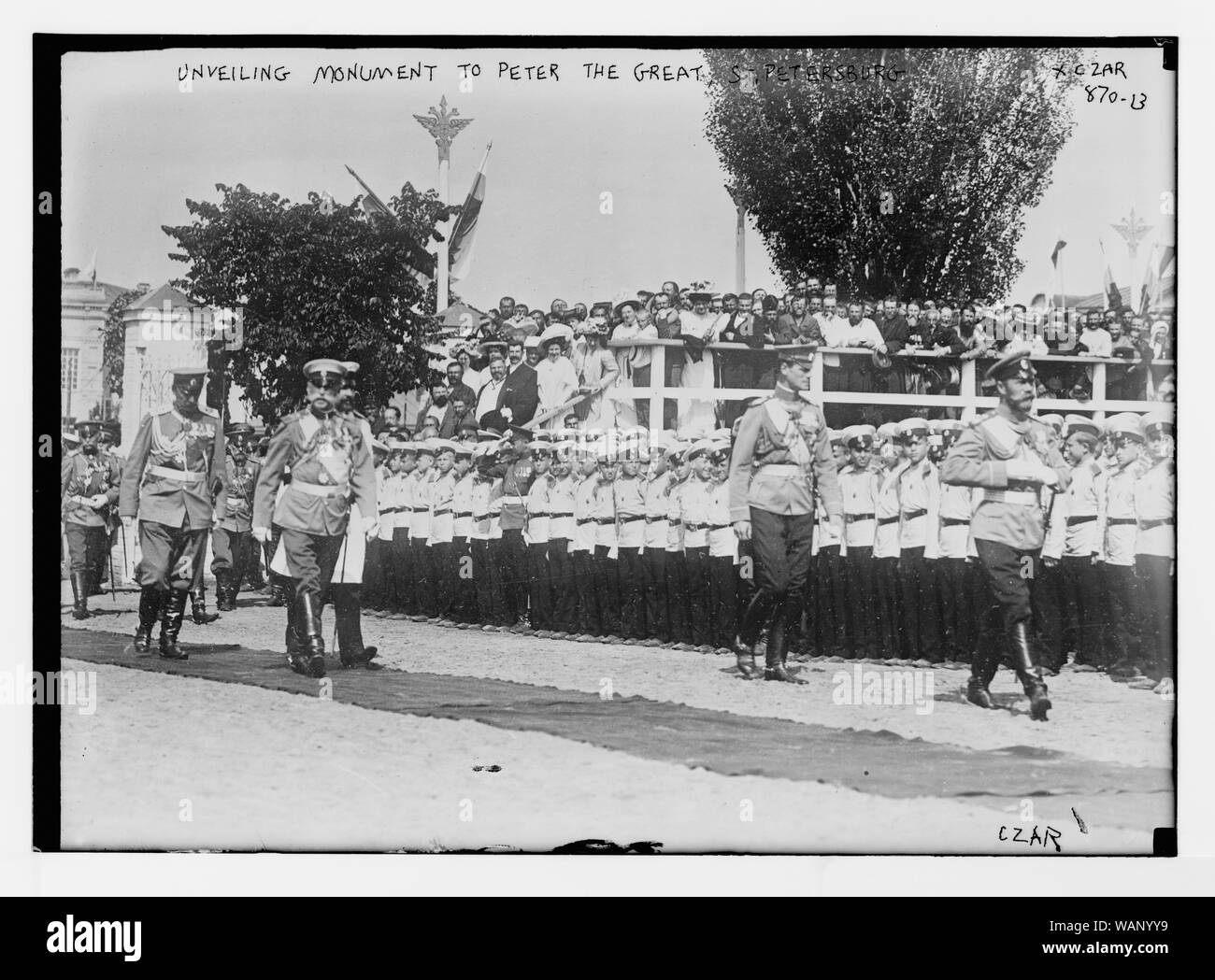 Lo Zar e militari di inaugurazione di un monumento a Pietro il Grande di San Pietroburgo Foto Stock