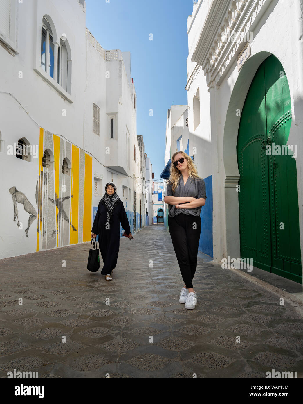 Un turista ed un locale. Asilah, Marocco Foto Stock