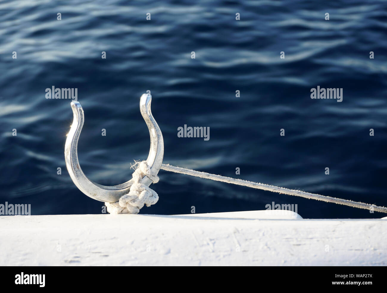 Dettaglio sulla piccola imbarcazione. Ottone nichelato nervati forcole o barca porta a pale con corda di legatura Foto Stock