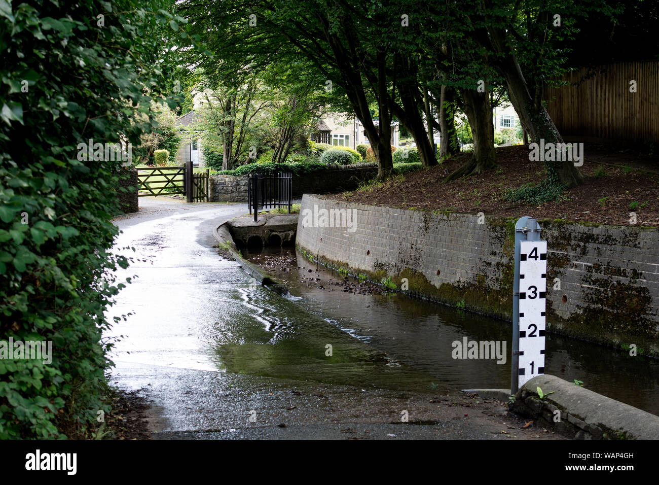 Il fiume Chelt e Ford a Charlton Kings, Gloucestershire, England, Regno Unito Foto Stock
