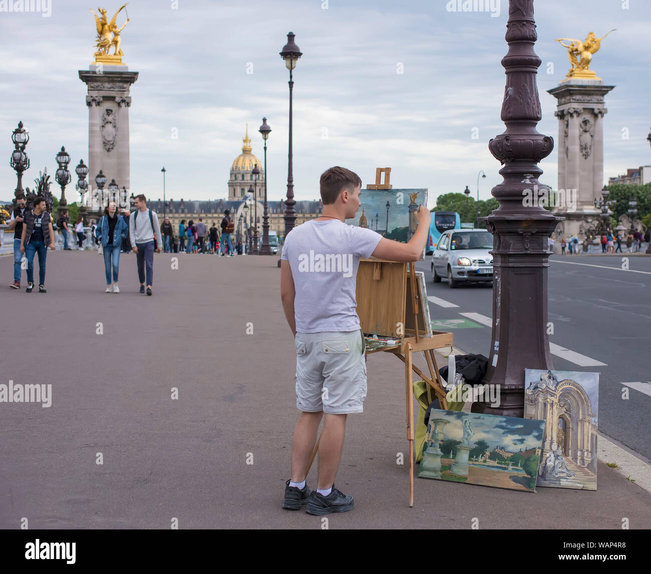 Pittore su Pont Alexandre III a Parigi, Francia Foto Stock