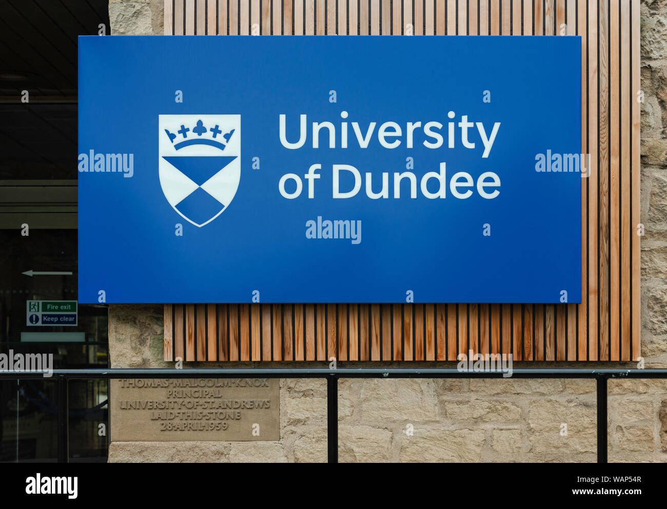 Università di Dundee firmare al di fuori di un edificio a torre Dundee Tayside Scozia Scotland Foto Stock