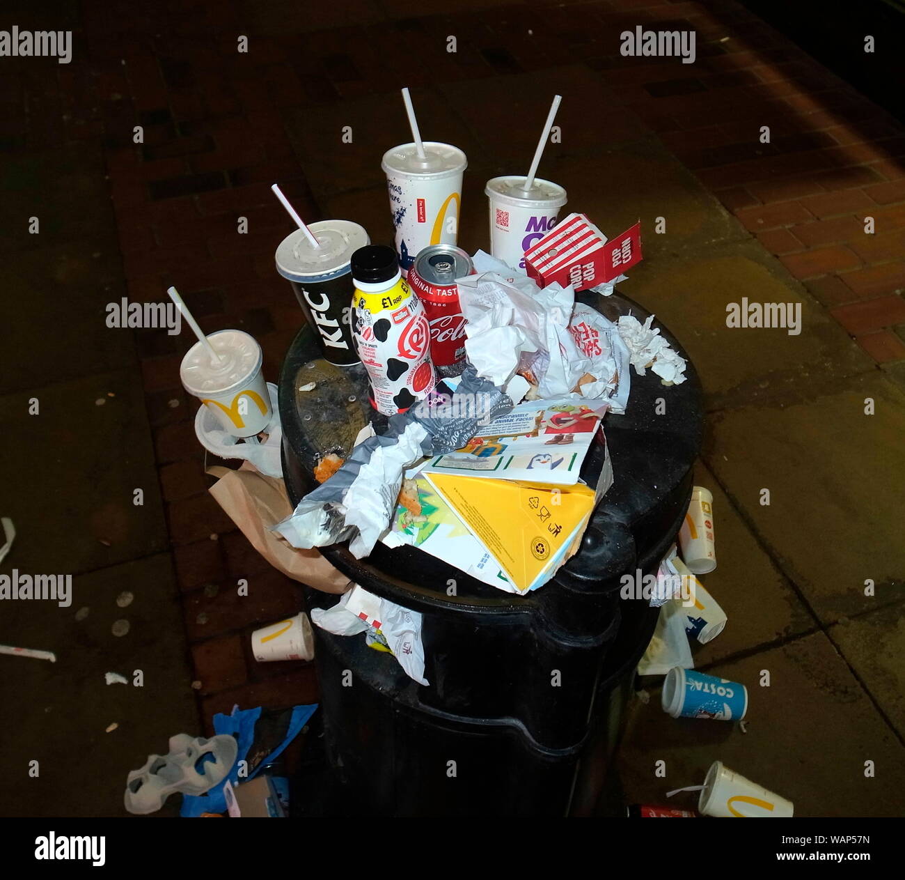 AJAXNETPHOTO. 2019. WORTHING, Inghilterra. - FAST FOOD RIFIUTI - vuoto alimenti e contenitori per bevande in cartone, tazze, cannucce e traboccante di confezionamento di un bidone di strada nei pressi di fast food stabilimenti.foto:JONATHAN EASTLAND/AJAX REF:GR190401 8760 Foto Stock