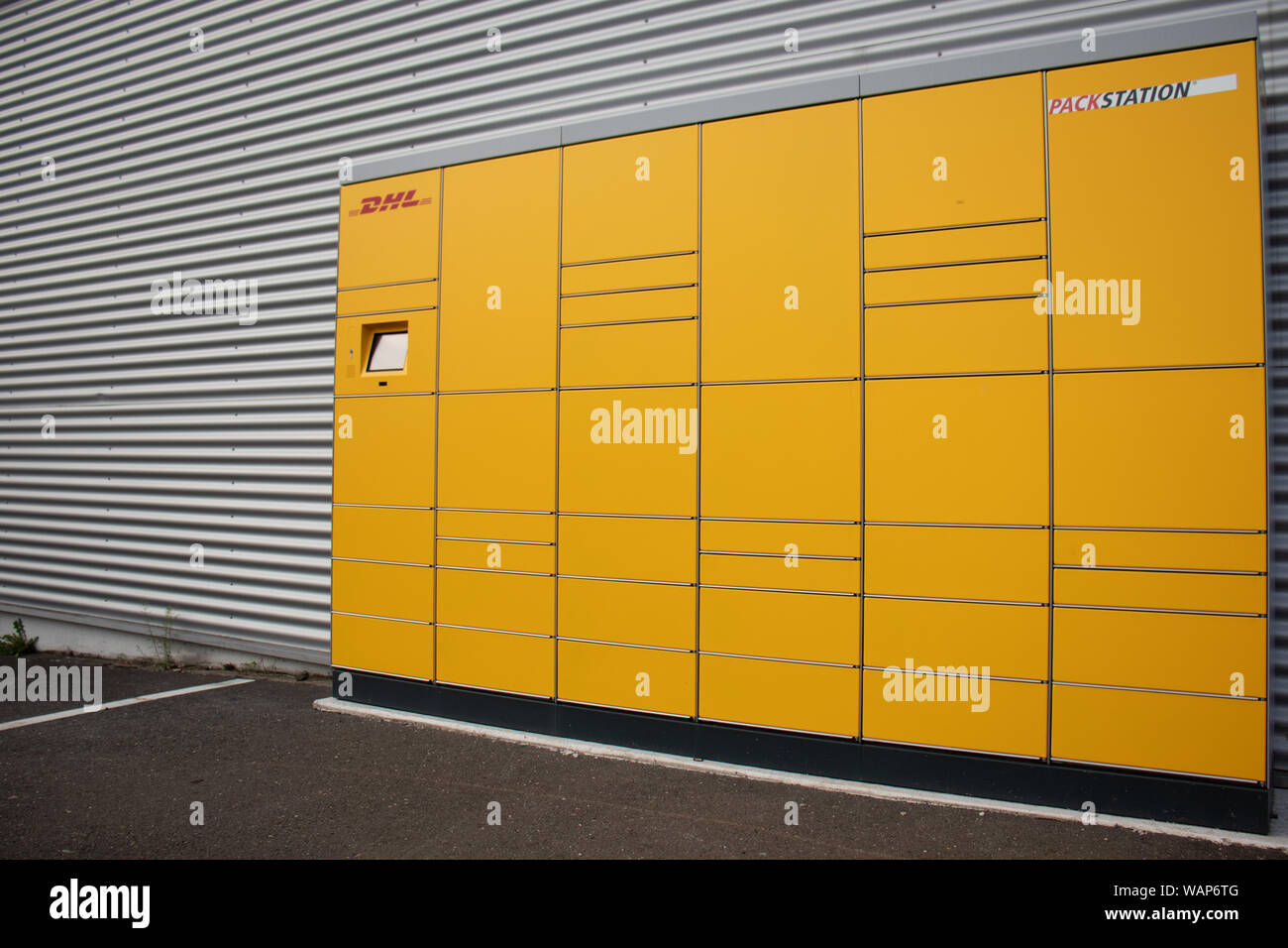 DHL stazione di imballaggio, stazione di pacchi, la consegna di pacchi, la consegna di pacchi punto Foto Stock