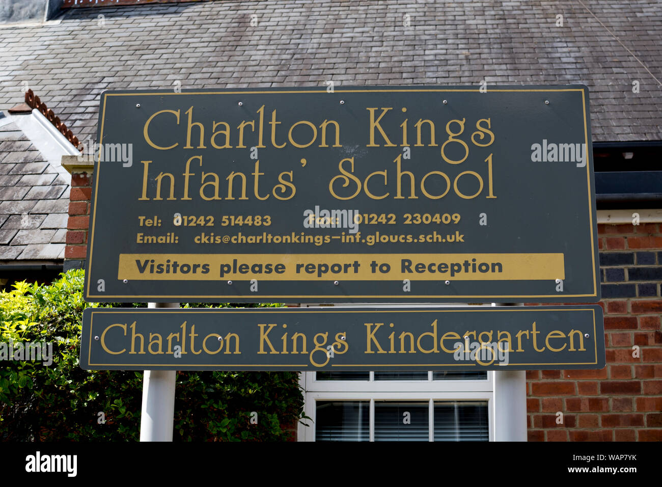 I bambini della scuola materna e segno, Charlton Kings, Gloucestershire, England, Regno Unito Foto Stock