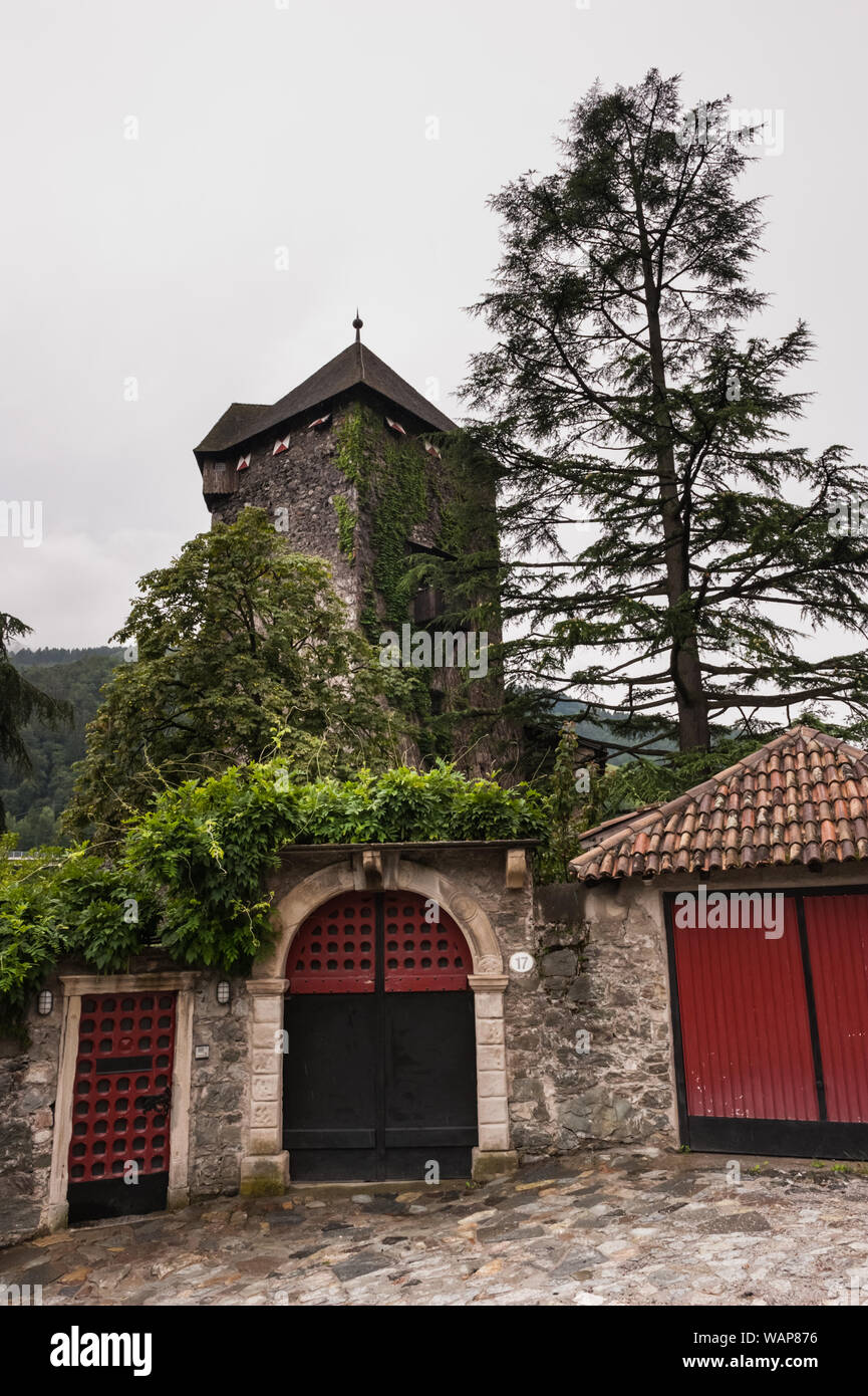 Il Bronzolo castello in Alto Adige, Italia e i suoi dintorni, compresi Chiusa (tedesco: Klauzen) Foto Stock