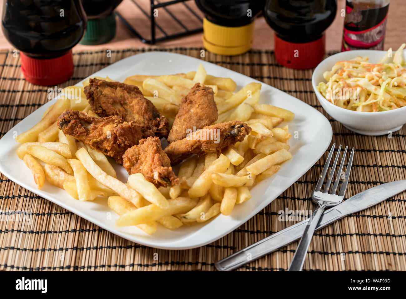 Regionali africani il cibo sulla piastra bianca su sfondo di legno Foto Stock