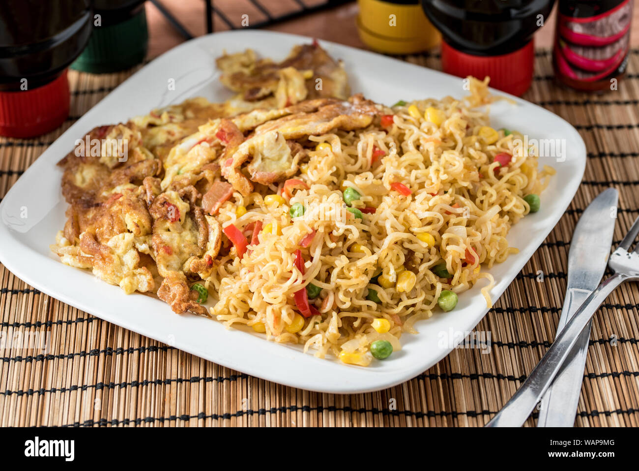 Regionali africani il cibo sulla piastra bianca su sfondo di legno Foto Stock