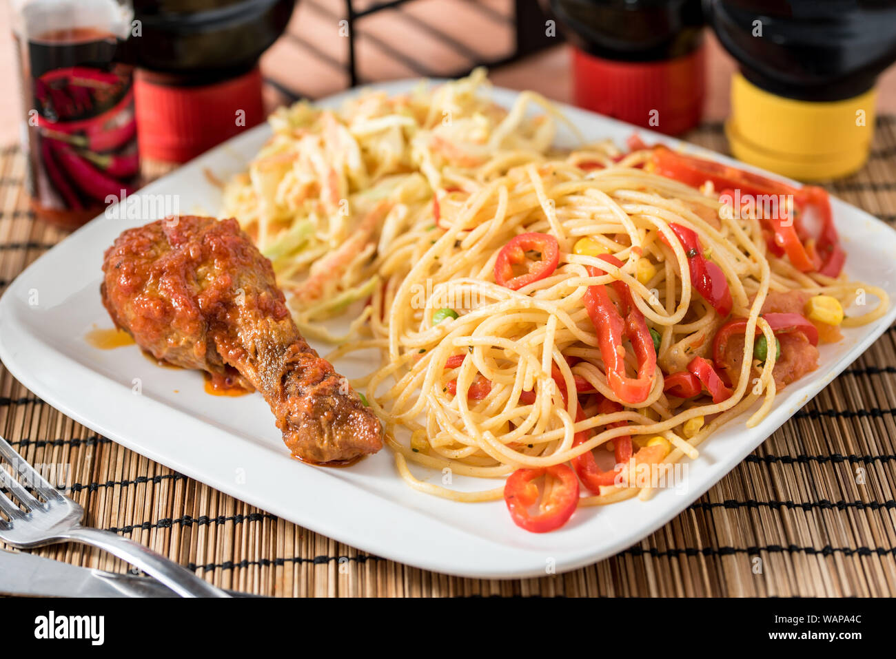 Regionali africani il cibo sulla piastra bianca su sfondo di legno Foto Stock