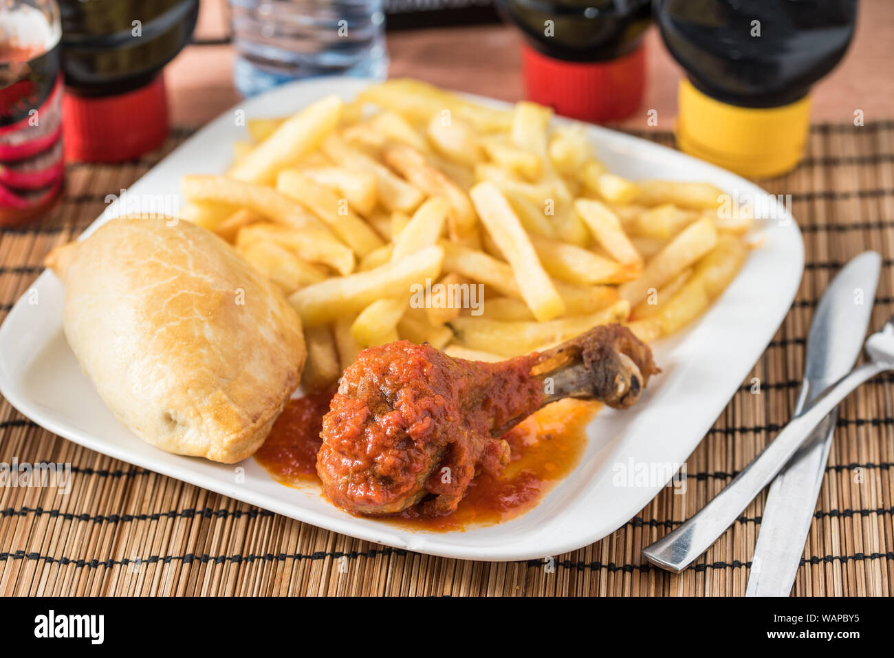 Regionali africani il cibo sulla piastra bianca su sfondo di legno Foto Stock