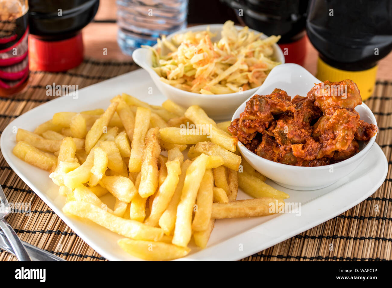 Regionali africani il cibo sulla piastra bianca su sfondo di legno Foto Stock