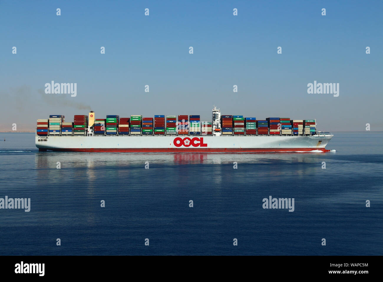 Nave portacontainer OOCL Belgio che lascia il canale di Suez e si dirige Nel Golfo di Suez Foto Stock