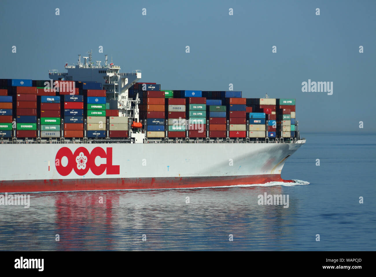 Nave portacontainer OOCL Belgio che lascia il canale di Suez e si dirige Nel Golfo di Suez Foto Stock