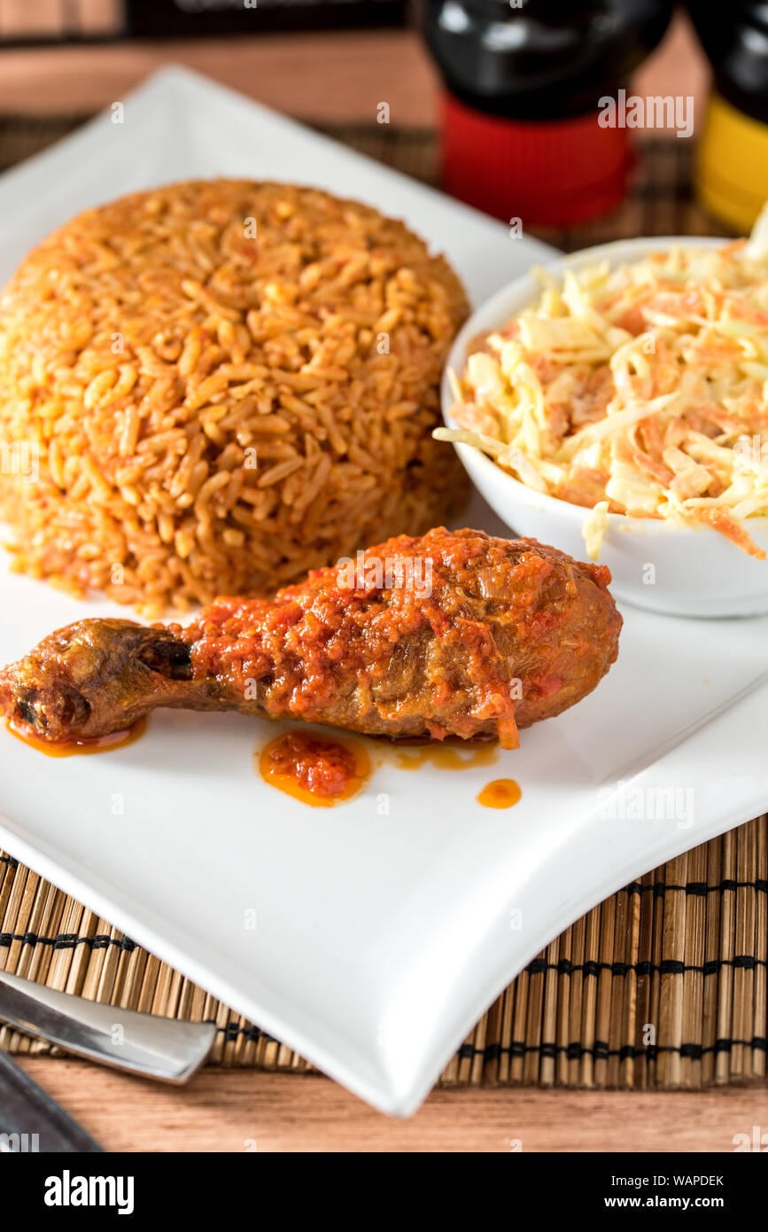 Regionali africani il cibo sulla piastra bianca su sfondo di legno Foto Stock