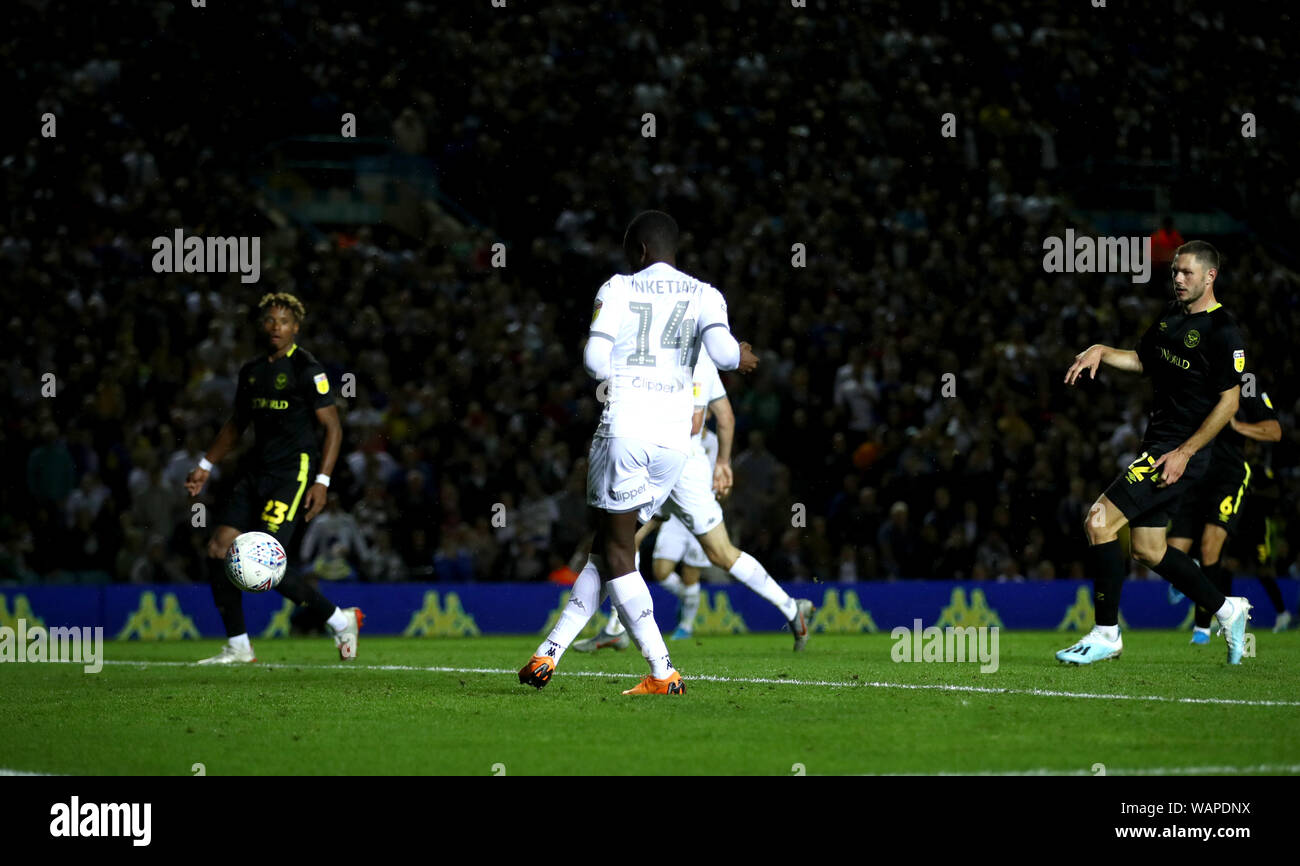 Leeds United Nketiah Eddie punteggi il suo lato del primo obiettivo del gioco durante il cielo di scommessa match del campionato a Elland Road, Leeds. Foto Stock