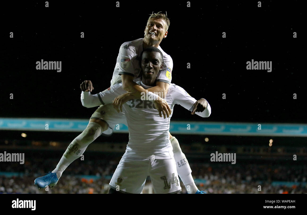 Leeds United Nketiah Eddie punteggio celebra il suo lato del primo obiettivo del gioco durante il cielo di scommessa match del campionato a Elland Road, Leeds. Foto Stock