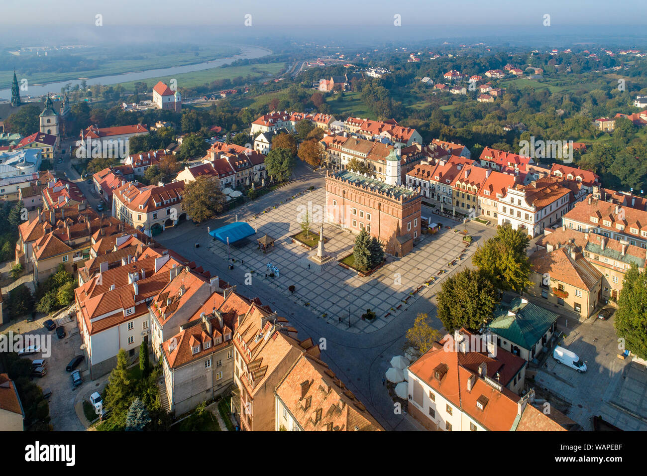 Antenna panorama sullo skyline di Sandomierz città vecchia, Polonia, nella luce di sunrise. Città vecchia con piazza del mercato, gotico municipio, il castello medievale sulla sinistra Foto Stock