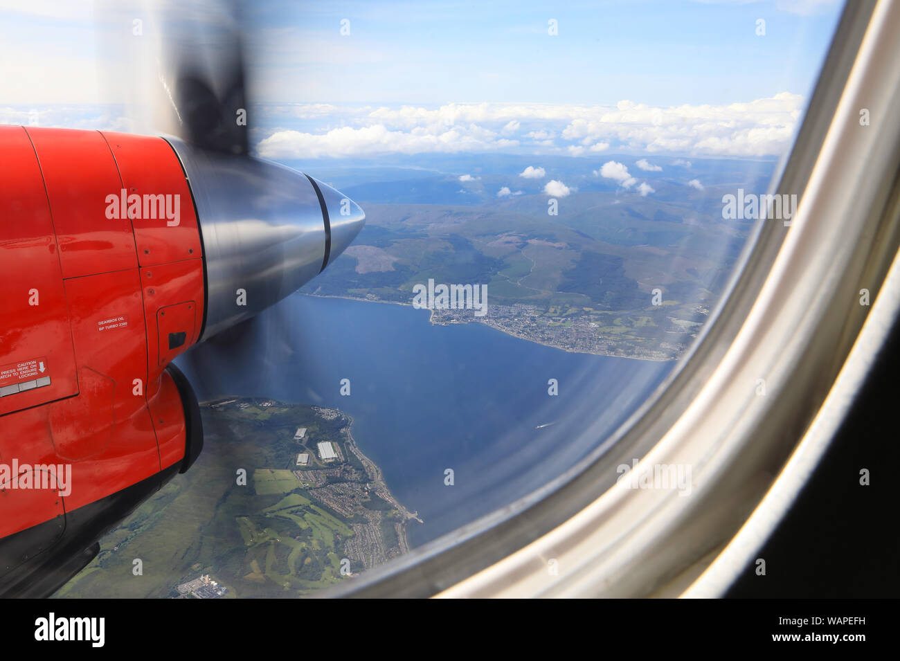 Vista da Loganair twin elica aereo fino la costa ovest della Scozia, Regno Unito Foto Stock