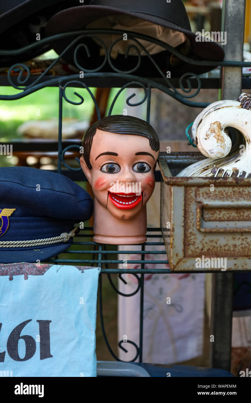Danny O'Day testa finta venduto all'aperto sul mercato delle pulci a Helsinki, Finlandia Foto Stock