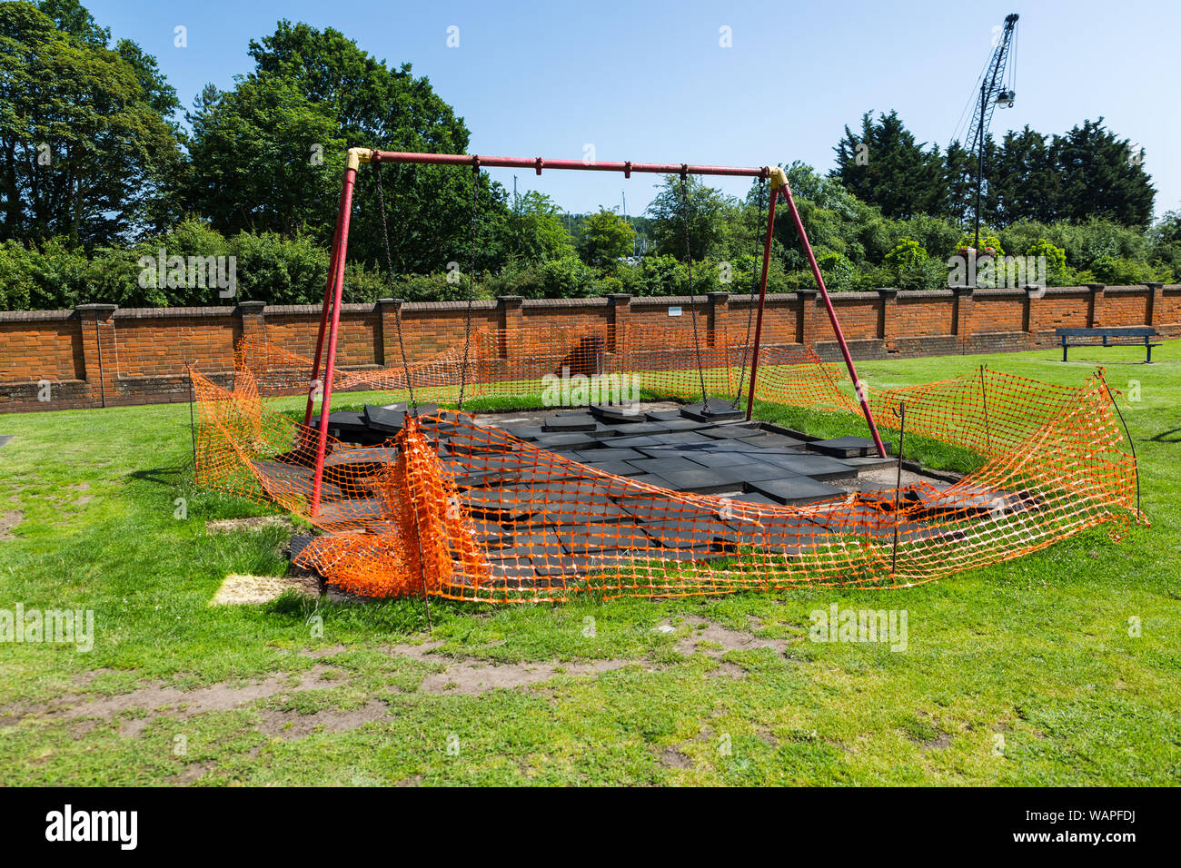 Un gioco del bambino park che è stata recintata a causa di costruzione e miglioramento del lavoro necessario per renderlo sicuro Foto Stock