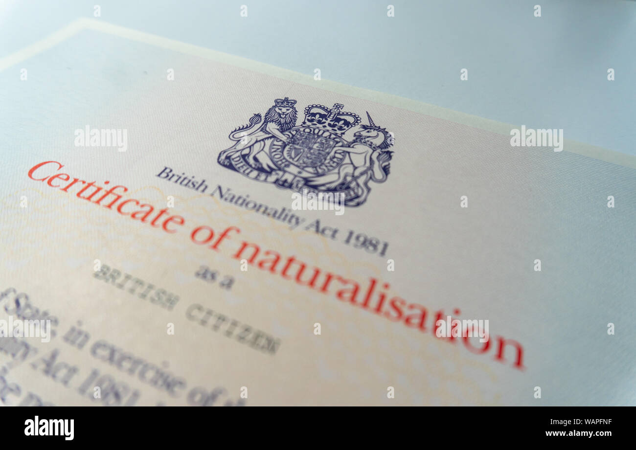 Certificato ufficiale di naturalizzazione assegnato ai nuovi cittadini britannici Foto Stock